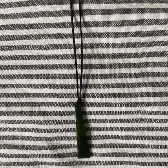 Jewelry - Green stone necklace with black adjustable cord.